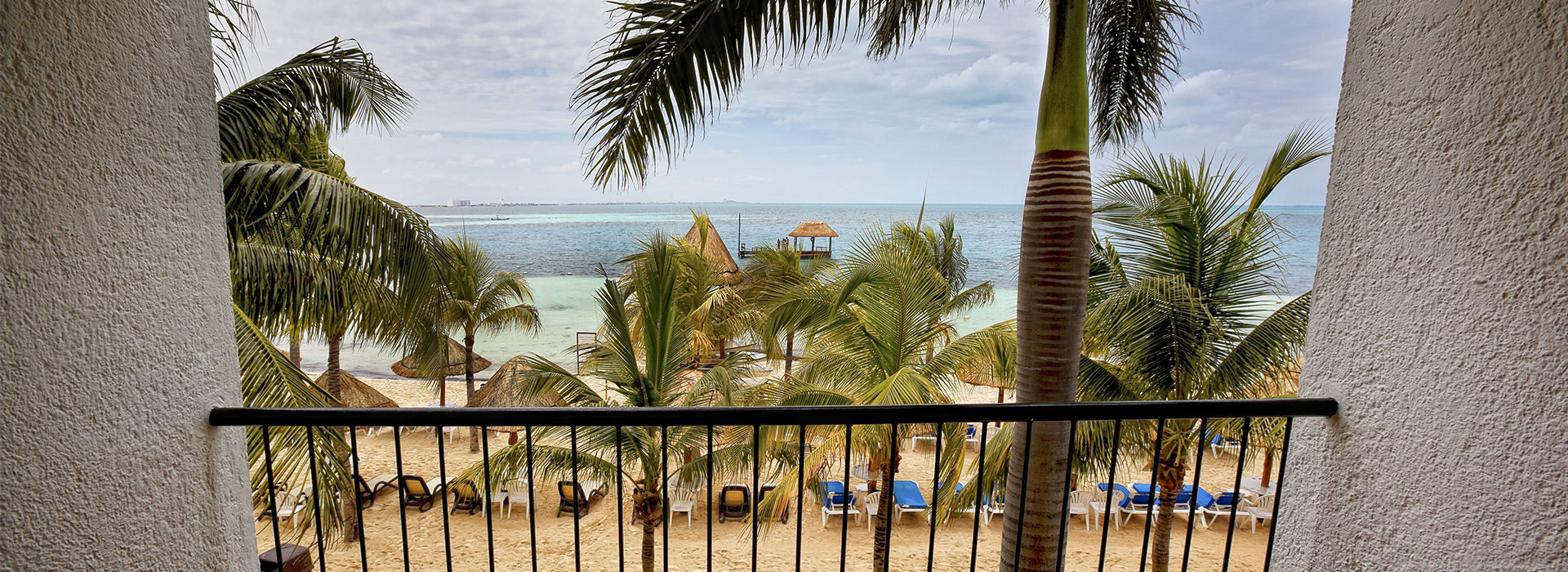 habitación en Cancún con balcón frente al mar
